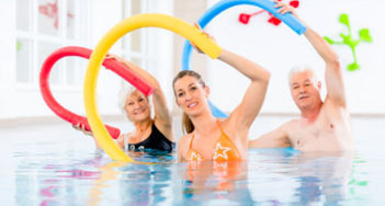Personas en la piscina terapéutica haciendo ejercicios de Fisioterapia
