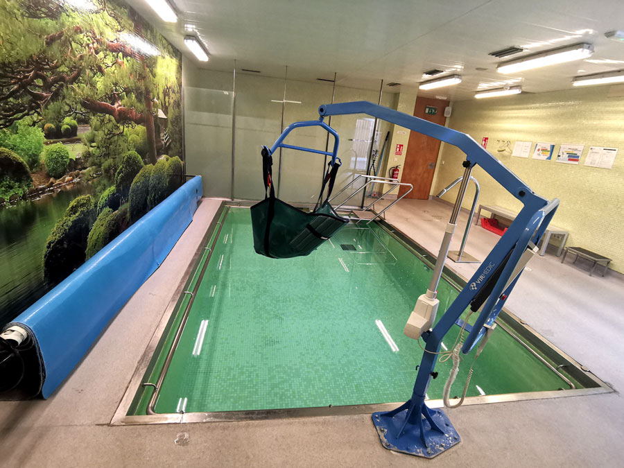 Detalle de la grúa en la piscina terapéutica de Policlínico San Miguel para ejercicios de fisioterapia neurológica
